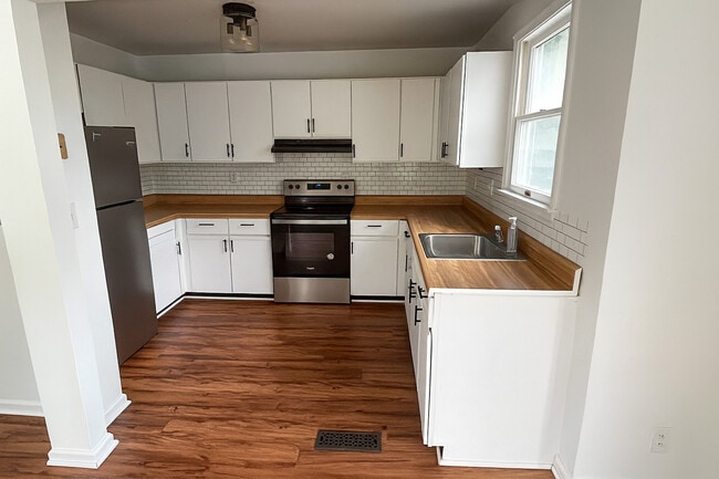 Building Photo - 313 Harper Dr