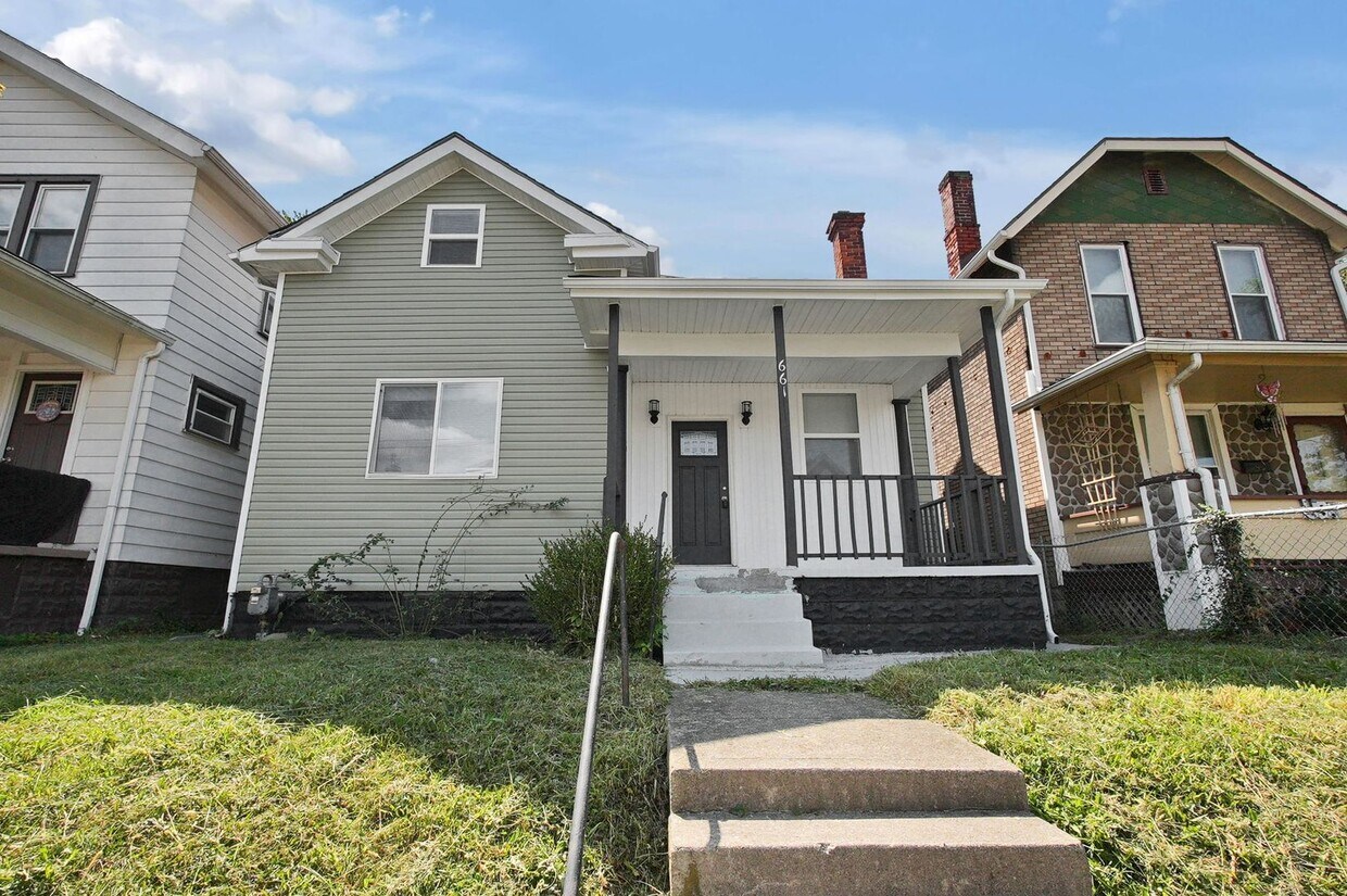 Foto principal - Updated 4-bedroom, 2-bathroom house!