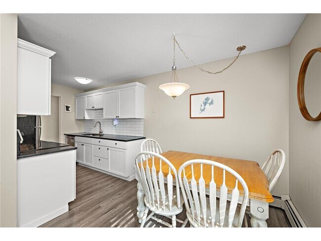 Foto del edificio - 4618 Cedar Lk Rd S