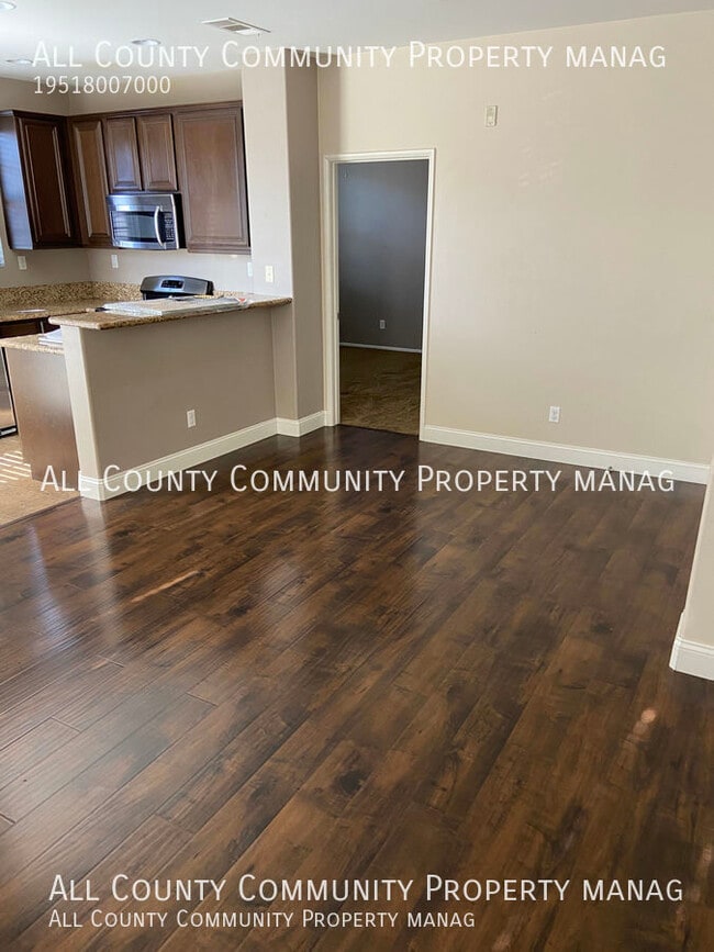Building Photo - 3 Bedroom 2.5 Bathroom Tri Level Townhome ...