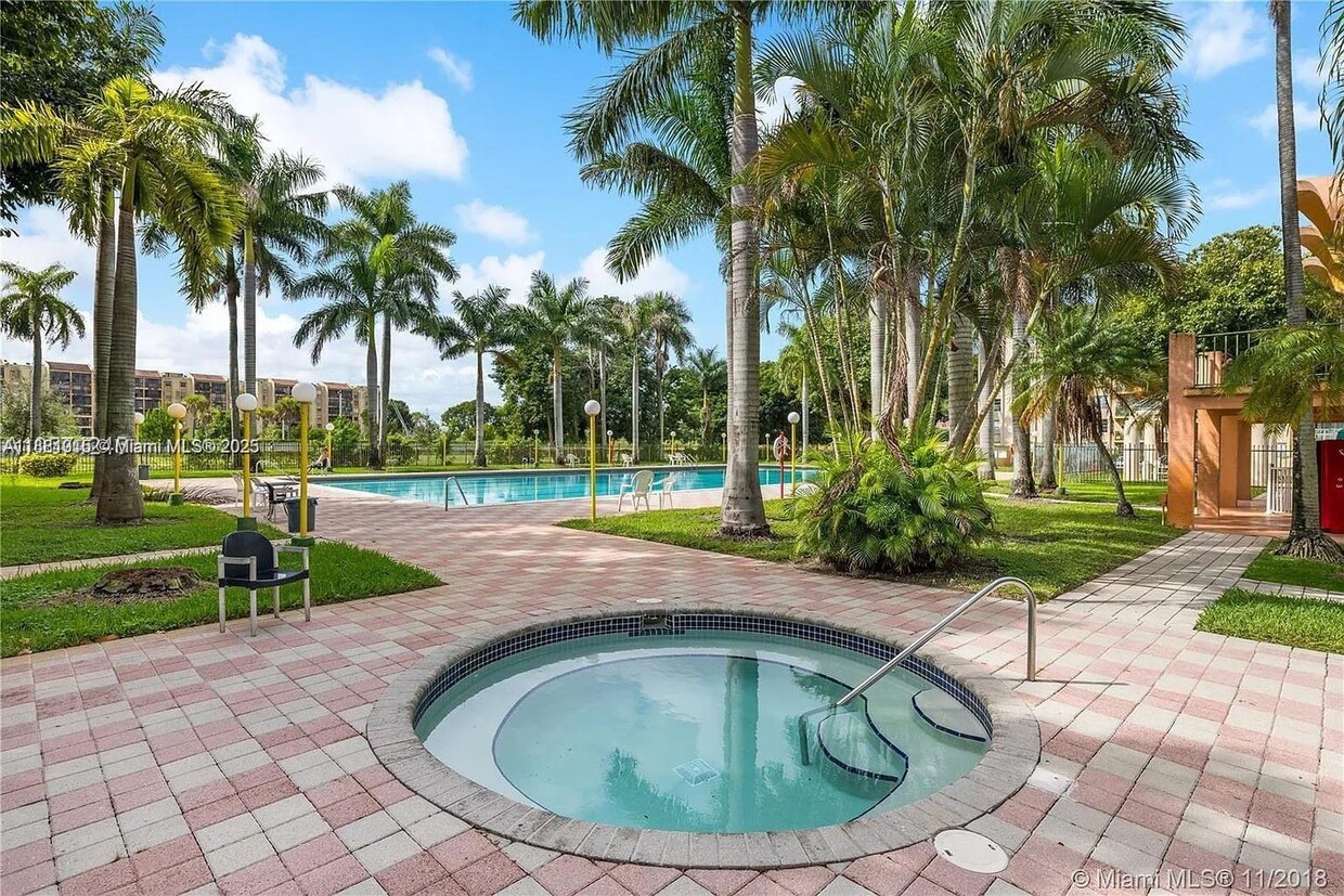 Primary Photo - 9350 Fontainebleau Blvd
