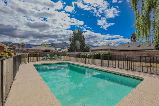 Foto del edificio - Gorgeous 5 Bed 2 Bath - Pool & Fenced in B...