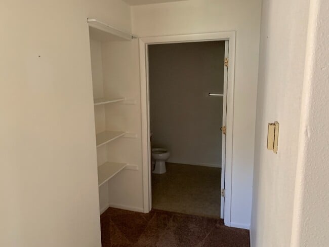 Building Photo - 828 E 4th St