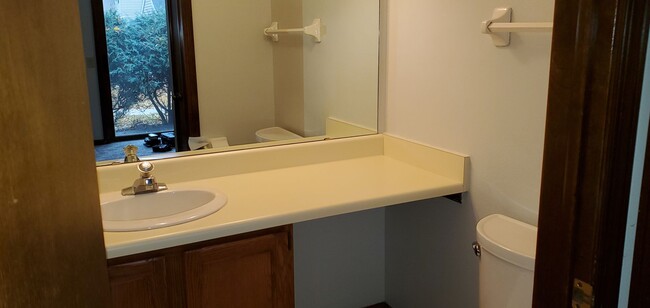 Building Photo - Spacious West Side Townhouse