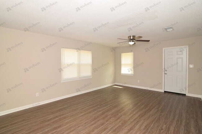 Building Photo - $1,300 - 3 Bed/2 Bath apartment for rent i...
