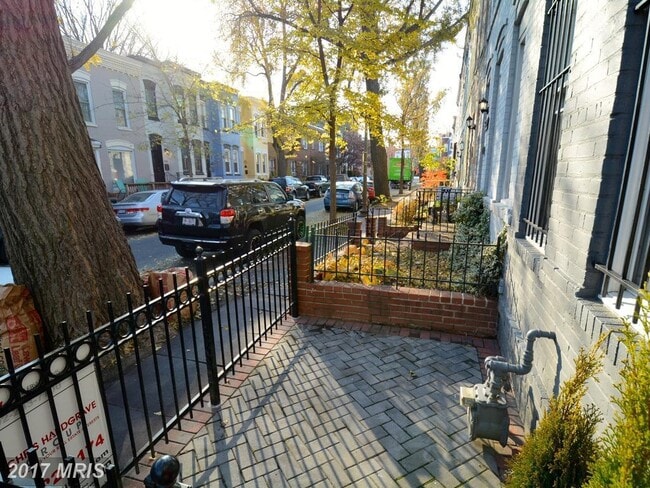 Front Porch - 624 14th Pl NE