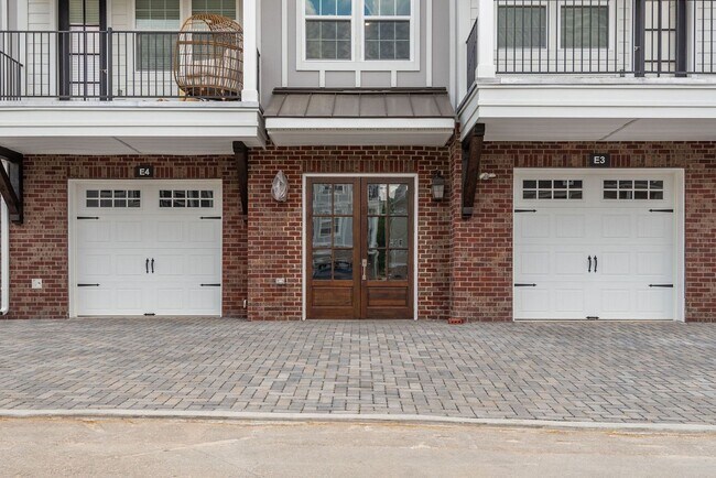 Foto del edificio - Stunning Condo with Garage space
