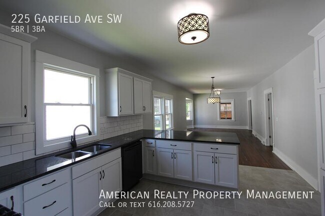 Foto del edificio - 225 Garfield Ave SW