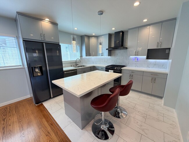 Foto del edificio - Updated 3Bed/2Ba Hayward Home with Designer Kitchen, Spacious Primary Suite & Large 2-Car Garage