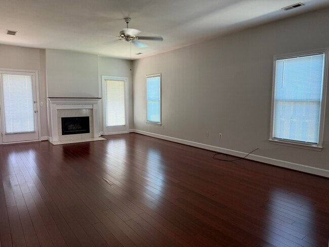 Building Photo - 1535 Hogan Dr