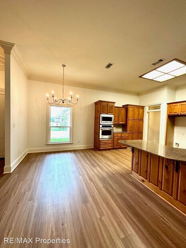 Building Photo - 4 br, 3 bath House - 10723 Hillbrook Ave