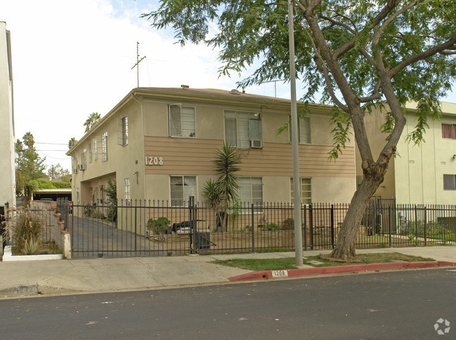 Building Photo - 1208 N Fuller Ave