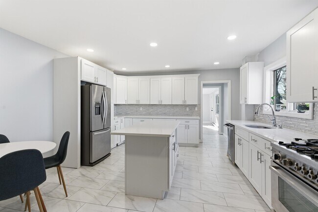 Foto del edificio - 336 W Palisade Ave