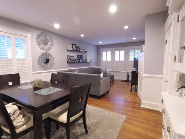 Building Photo - 1 br, 1 bath Condo - 772 Centre St Apt 3
