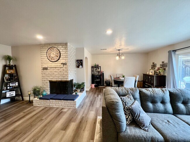 Building Photo - CAMPBELL (Dry Creek/Pruneyard neighborhood) HOME FOR RENT - $5,500/mo includes landscaping
