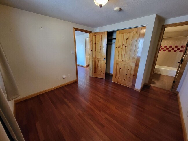 Building Photo - Cute 1 Bedroom House - 509 Spear St. Carso...