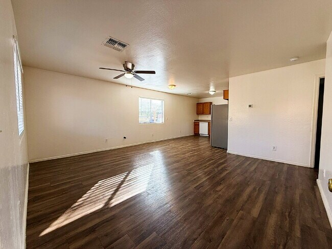 Foto del edificio - "Spacious 4-Bedroom Townhouse in Prime Phoenix Location – Quiet and Move-in ready!"