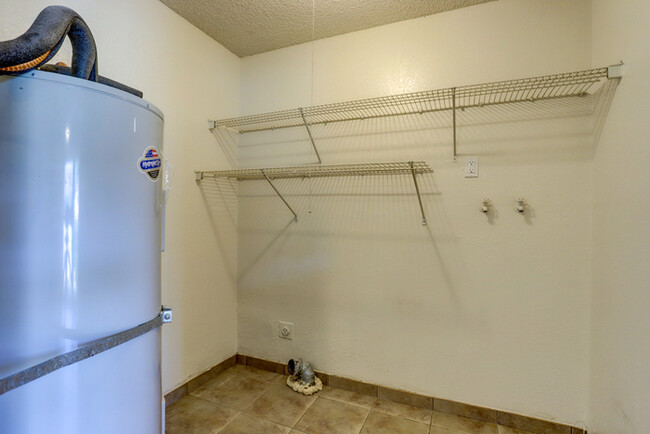Building Photo - Spacious 2 Bed 1 Bath In Quiet Community
