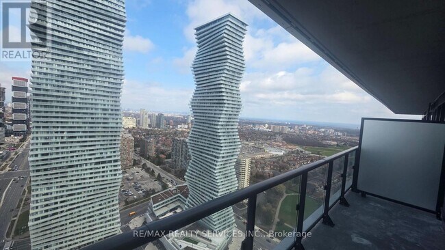 Photo du bâtiment - 448 Burnhamthorpe Rd W
