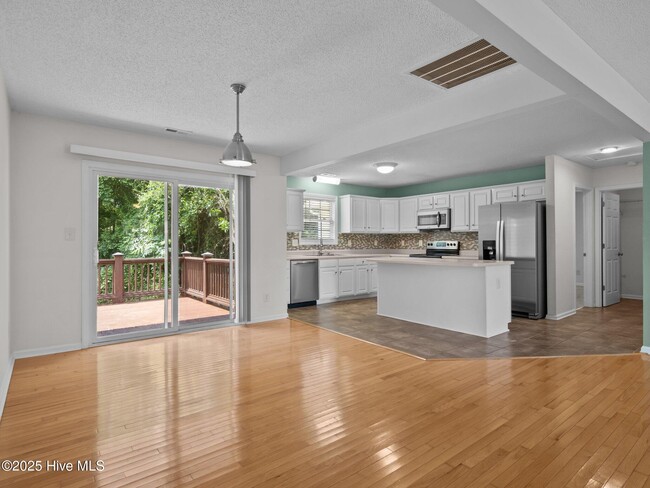 Building Photo - 305 Appaloosa Ct