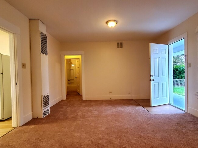 Foto del edificio - 3 bdrm, 1 bath home for $1995 Rent