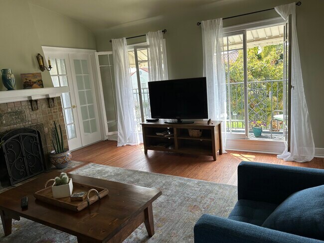 Sala de estar - 904 S Sycamore Ave
