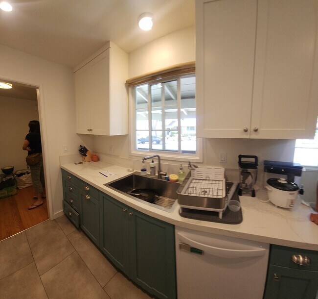 Building Photo - 6 bed 3 bath Spacious home near Cal Poly