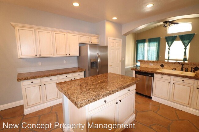 Building Photo - 4 br, 2 bath House - 5533 W Carriage Dr