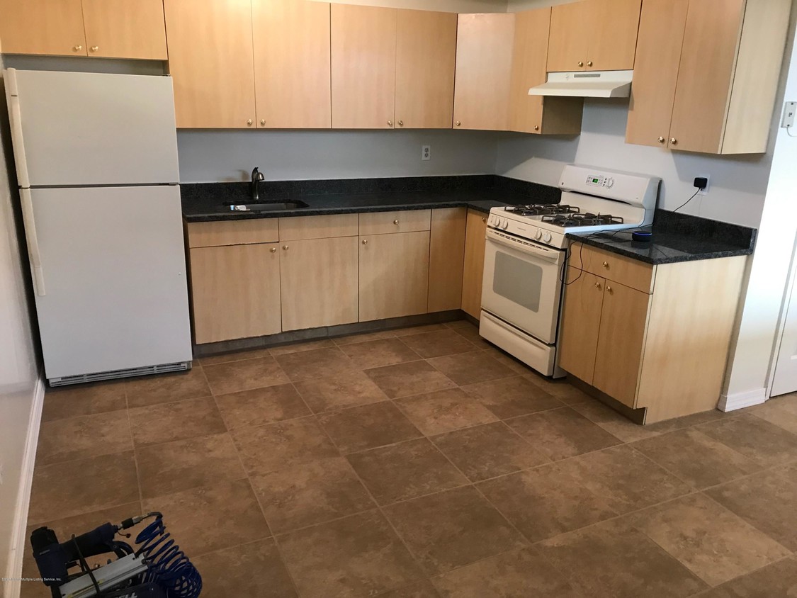 Foto principal - 831 Rossville Ave