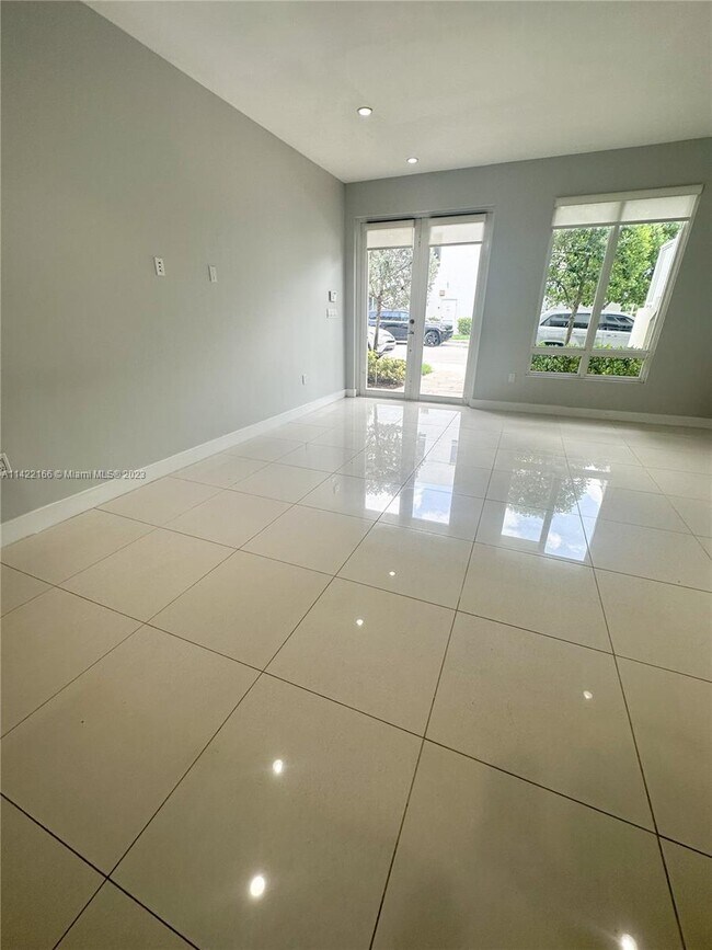 Foto del edificio - 6310 NW 103rd Pl