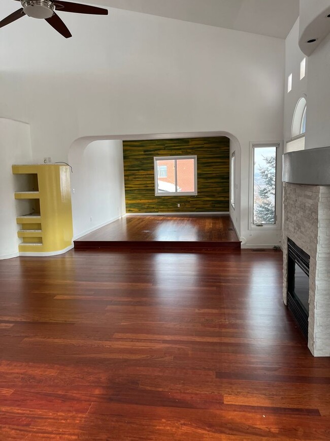 Building Photo - Luxury 4 bedroom sits on  green Moutain park