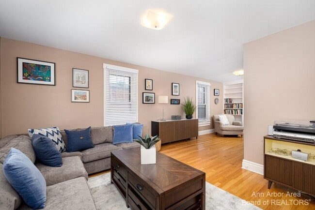 Living room - 413 5th St