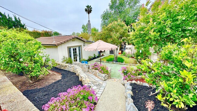 Building Photo - Spacious & Private Studio Layout Guest Hom...