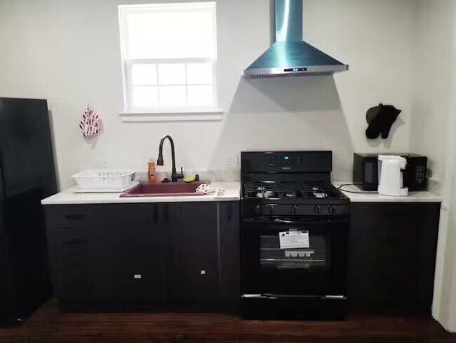 Building Photo - Charming 1BR Townhome in New Orleans