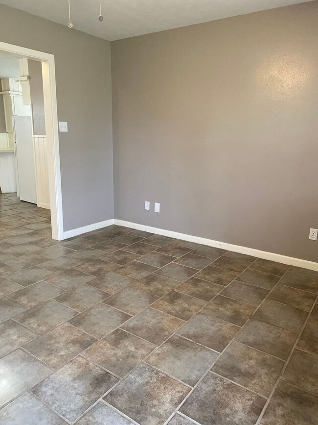 Building Photo - 3 Bedroom Home Located Near Marsha Sharp A...