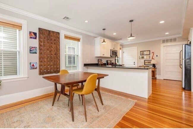 Building Photo - 6 Bentley St