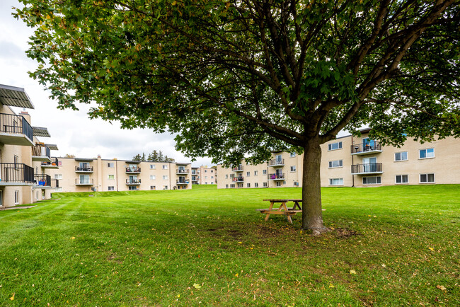 Building Photo - Meadowcrest Apartments