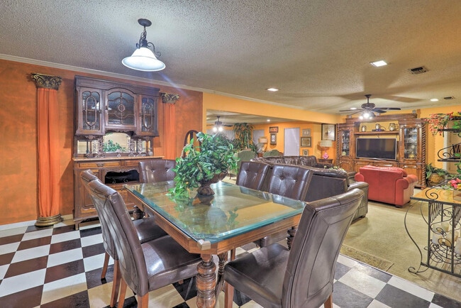Building Photo - 2109 Woodside Dr