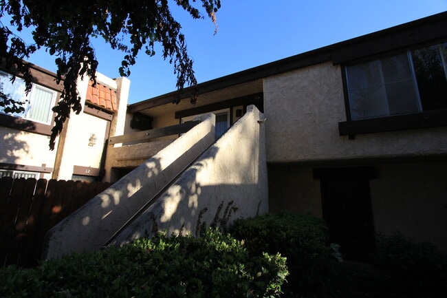 Building Photo - 3bedroom/ 2bathroom Condo with 2 garage parking