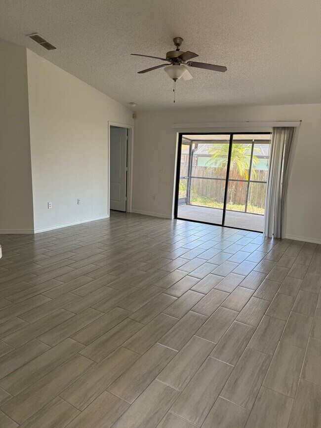 Foto del edificio - Spacious 3-Bedroom Home with Open Floor Pl...