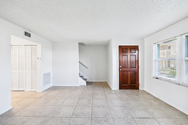 Building Photo - Marina Townhomes