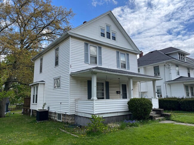 Building Photo - Three Bedroom Near Brookside Park