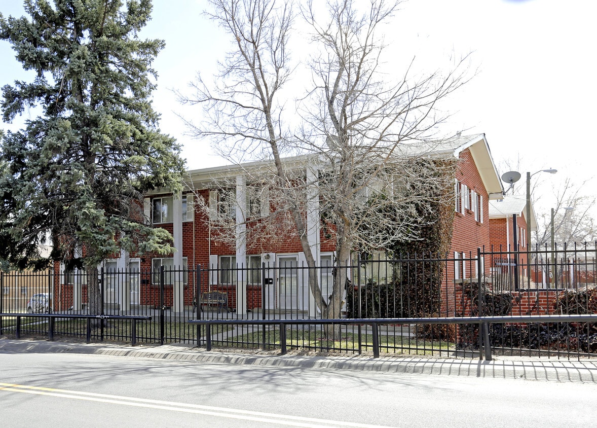 Foto principal - 4950-4956 W 8th Ave