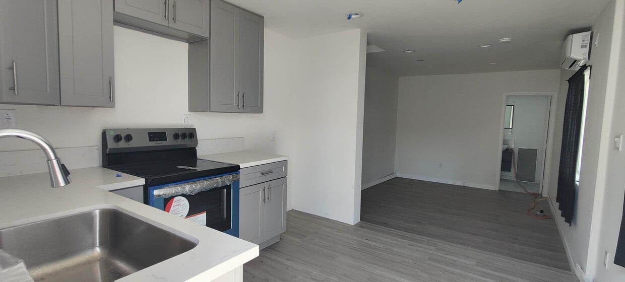 Building Photo - 158 E Floral Dr