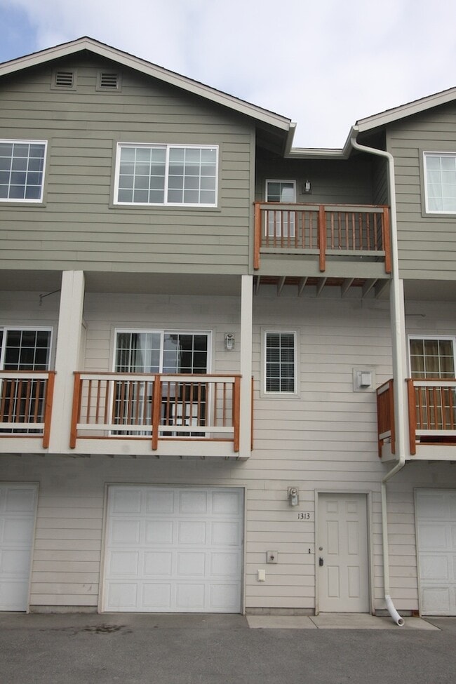 Building Photo - 1313 Denali St