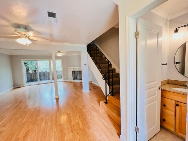 Foto del edificio - Charming 2BD/1.5BA, Two-Story Townhouse in West Side Danville, Near Downtown- Available NOW!