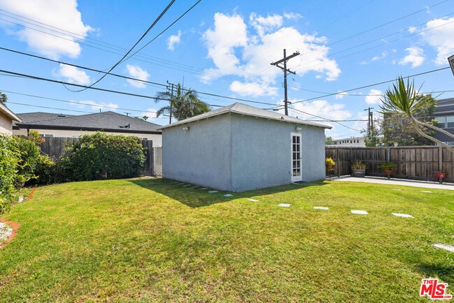 Building Photo - 836 Appelby St