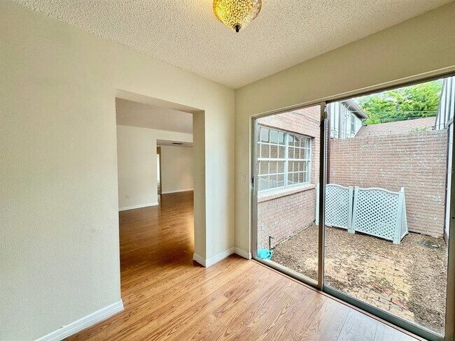 Foto del edificio - 2537 W Maryland Ave