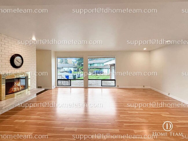 Foto del edificio - "Spacious 4-Bedroom Duplex with 2 Full Bat...