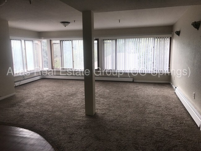 Foto del edificio - BEAUTIFUL VINTAGE TWO BEDROOM UNIT!!!